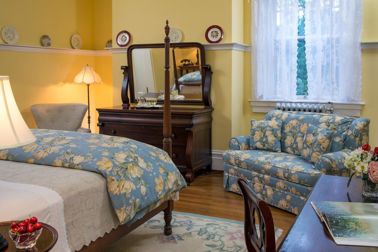 Mercersburg Inn Bagian luar foto